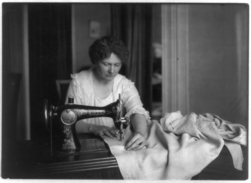 [800px-Woman_sewing_with_a_Singer_sewing_machine.png]