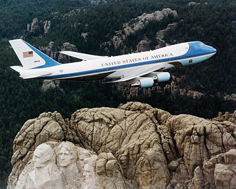 [340px-Air_Force_One_over_Mt._Rushmore.jpg]
