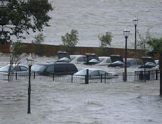 [330px-Hurricane_Katrina_Mobile_Alabama_flooded_parking_lot_20050829.jpg]