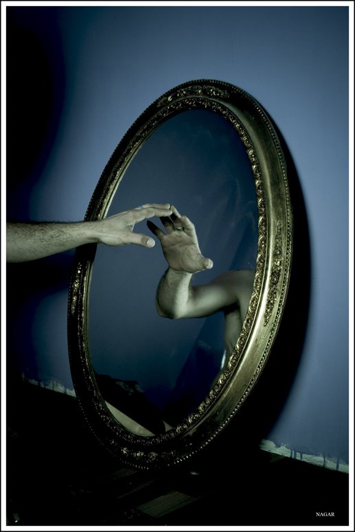 Mirate en el espejo y dime si ves a quien realmente eres..