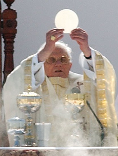 [benedict_eucharist.jpg]