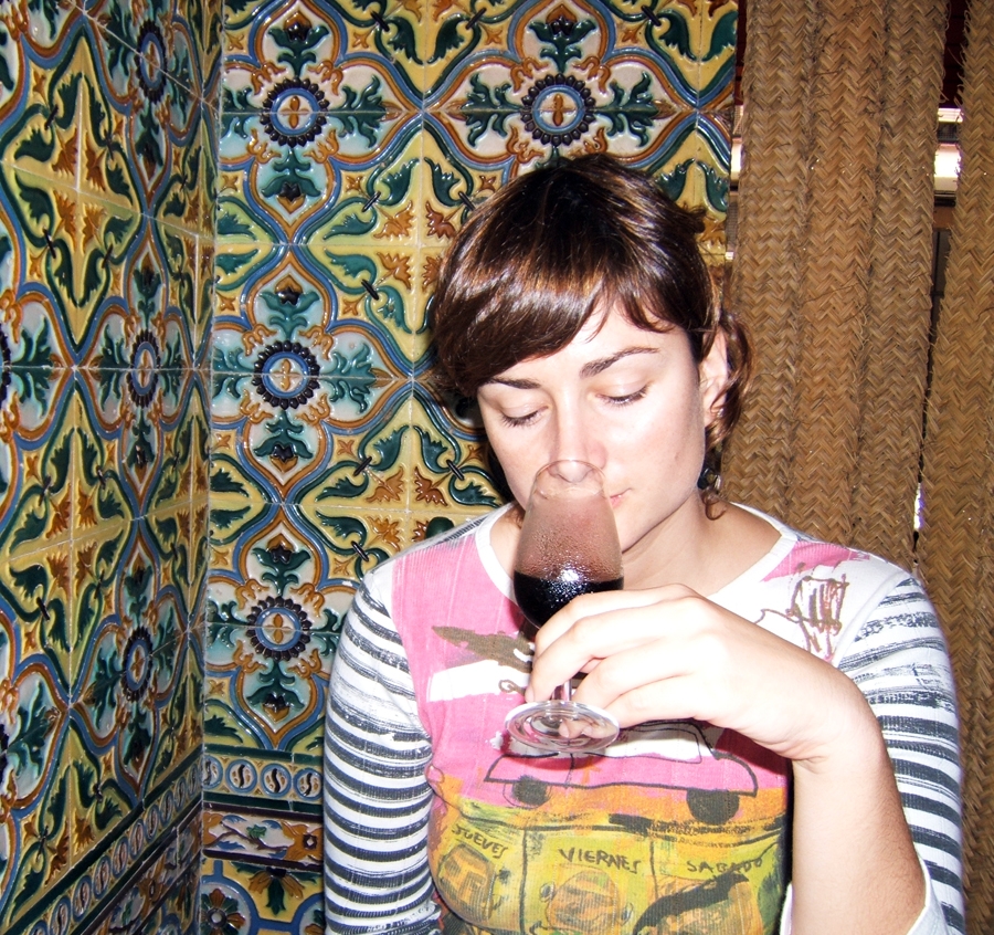 Pilar Vidal bebiendo una copa de Pedro Ximénez dulce en un restaurante de Sevilla