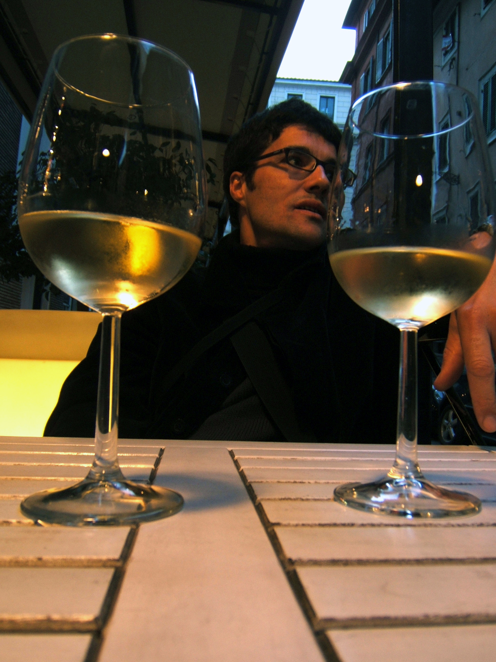 Jose en la terraza de 'Gusto con las dos copas de vino blanco