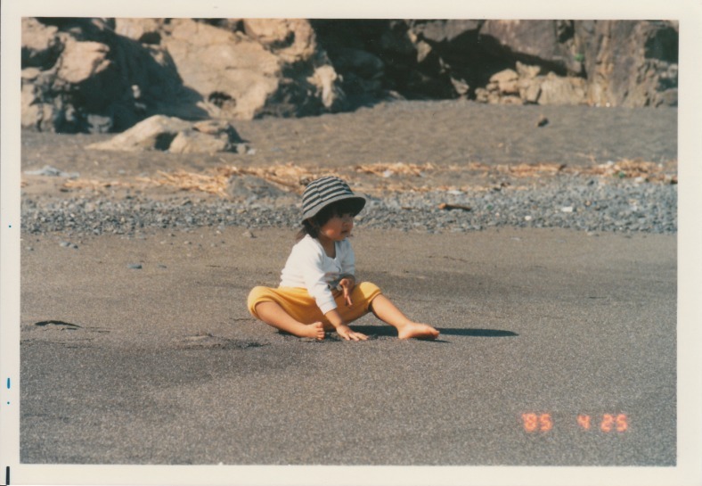 [Akari+at+a+beach+1985.jpg]