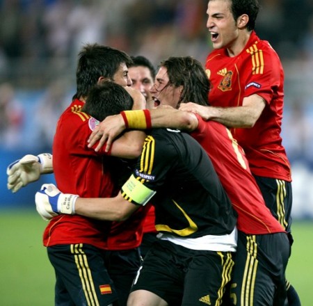 [2630640541-soccer-uefa-european-championship-2008-quarter-final-spain-v-italy.jpg]