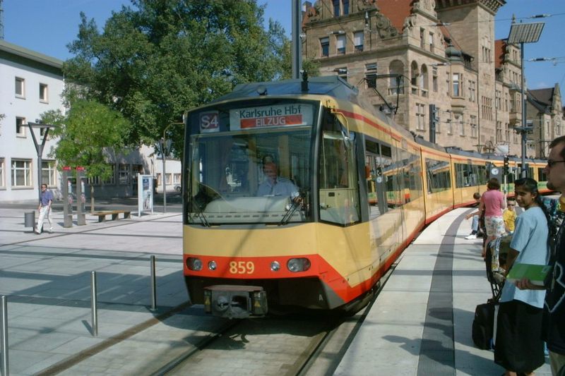 [800px-Heilbronn_Bahnhofsvorplatz_Stadtbahn01_2002-09-08.jpg]