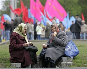 [Gleb+Garanich+-+Communist+supporters+eat+their+lunch+as+they+attend+a+traditional+May+Day+demonstration+in+central+Kiev,+May+1,+2007..jpg]