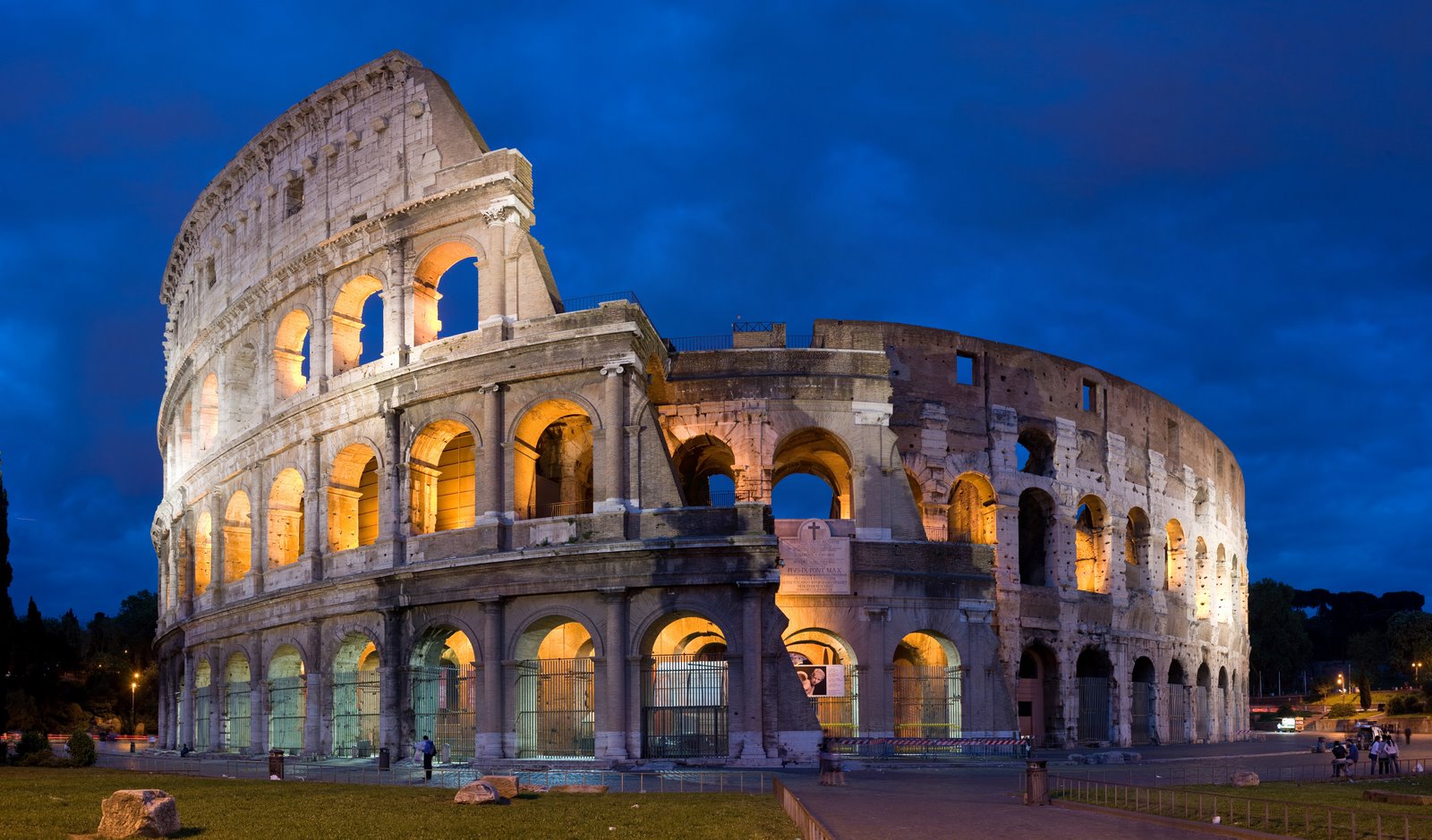 [Colosseum_in_Rome,_Italy_-_April_2007.jpg]