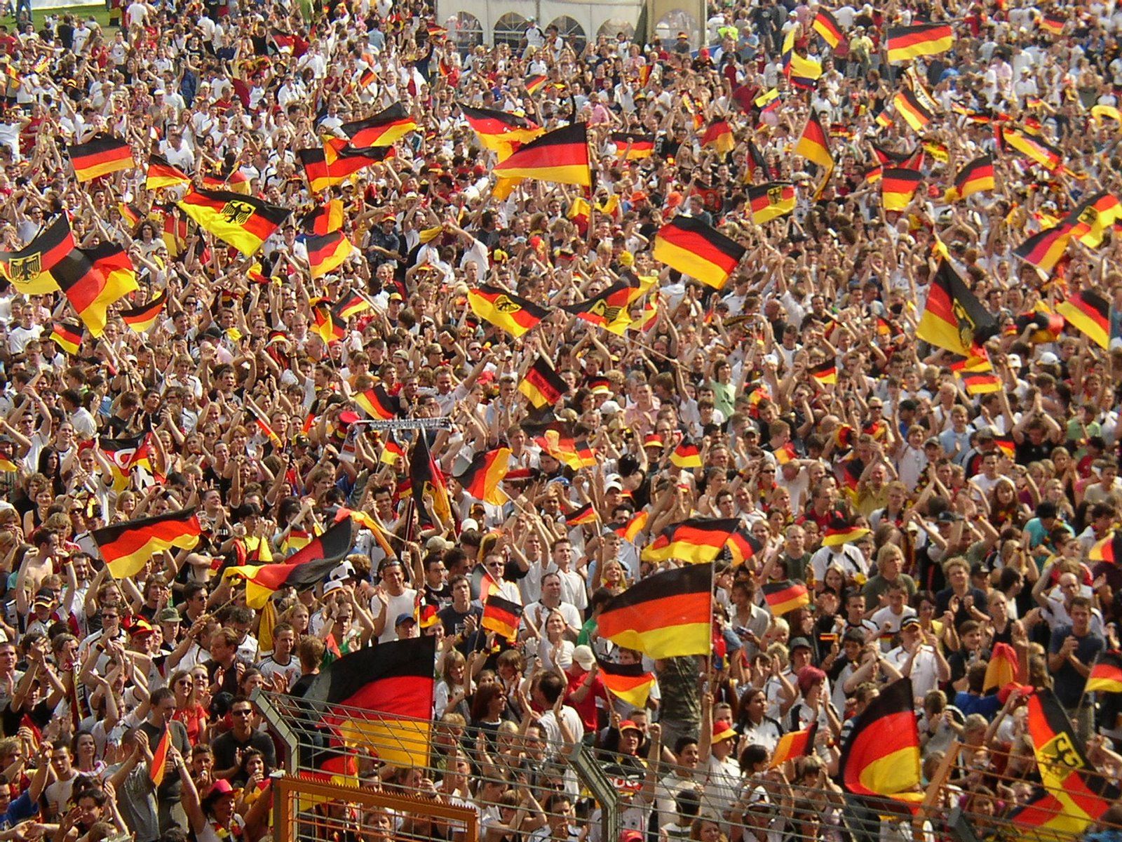 [World_Cup_2006_German_fans_at_Bochum.jpg]