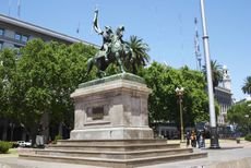 [230px-Buenos_Aires-Plaza_de_Mayo-Estatua_Belgrano.jpg]