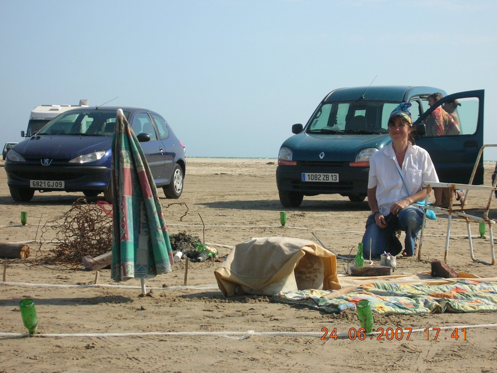 Land art 2007 : Camping-art-récup sur la plage de Piémanson, en Camargue, près des Salins-de-Giraud