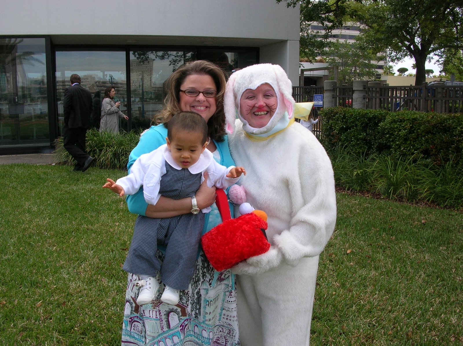 [Ian,+Mommy,+and+Easter+Bunny.JPG]