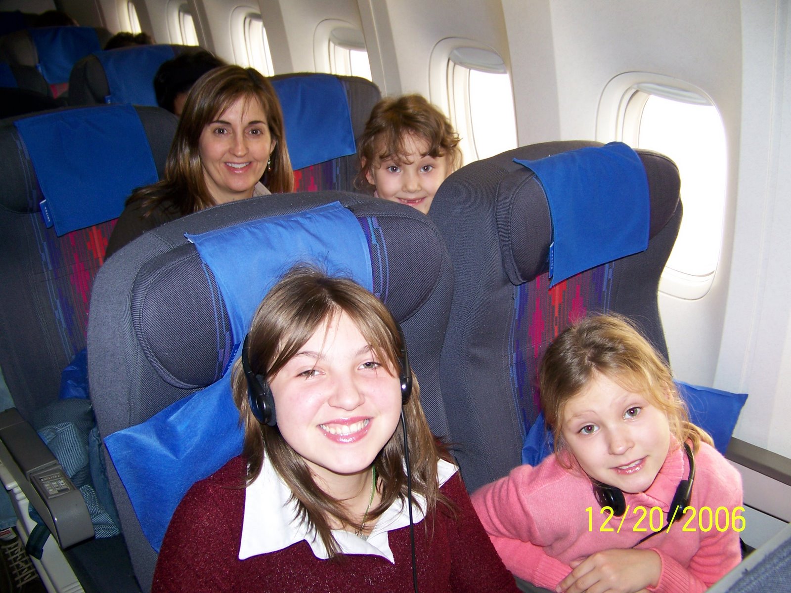[Julie+w+girls++on+plane.jpg]