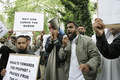 [muslims+curse+queen.jpg]