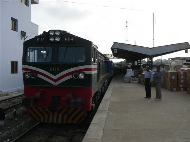 [Karachi+train.JPG]