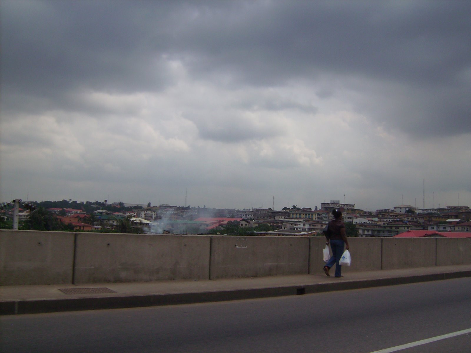 [Lonely+pedestrian+on+Opebi+Bridge,+Ikeja+Lagos+by+Lagoscityphotos.blogspot.com.JPG]