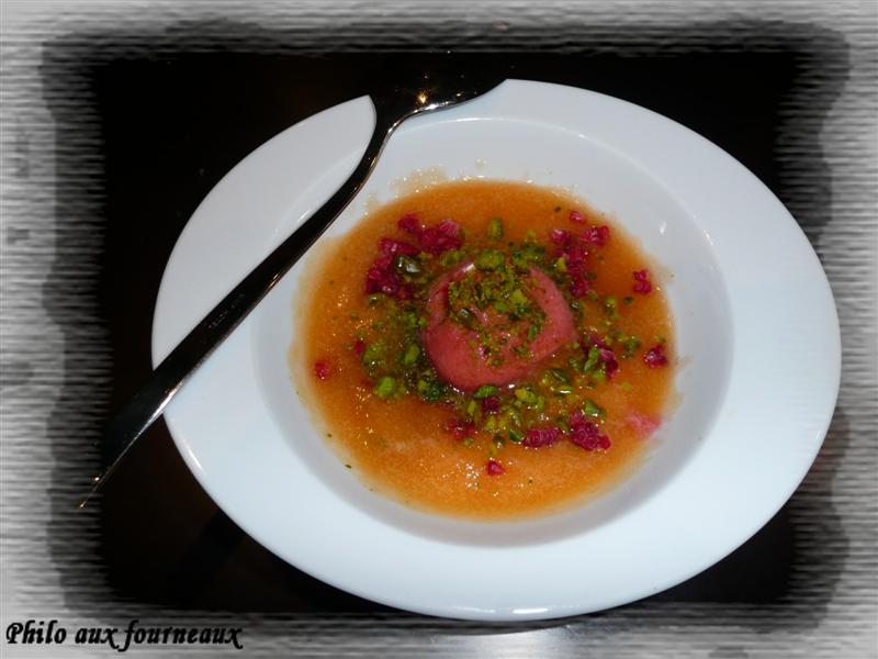 [Soupe+de+melon,+brisure+de+pistache+&+framboise,+sorbet+fraise.JPG]