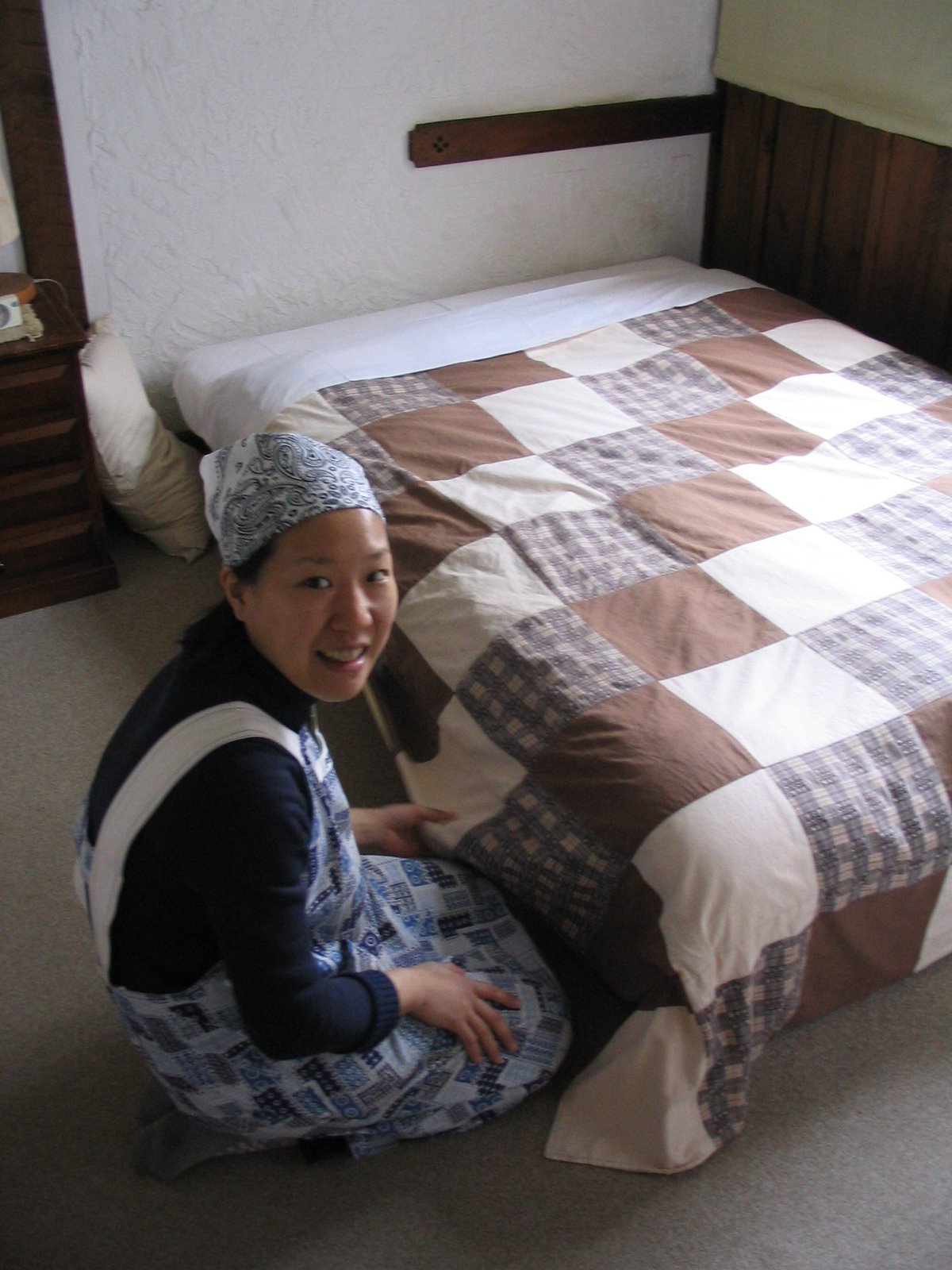 [IMG_4876+Kaoru+makes+beds.JPG]