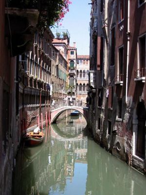 [300px-Small_canal_-_Venice.jpg]