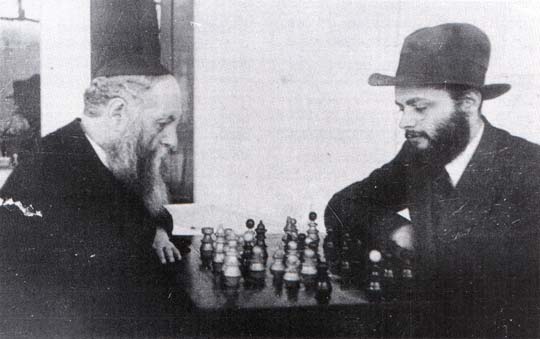 [20051224-Rabaiyim-Playing-Chess.jpg]