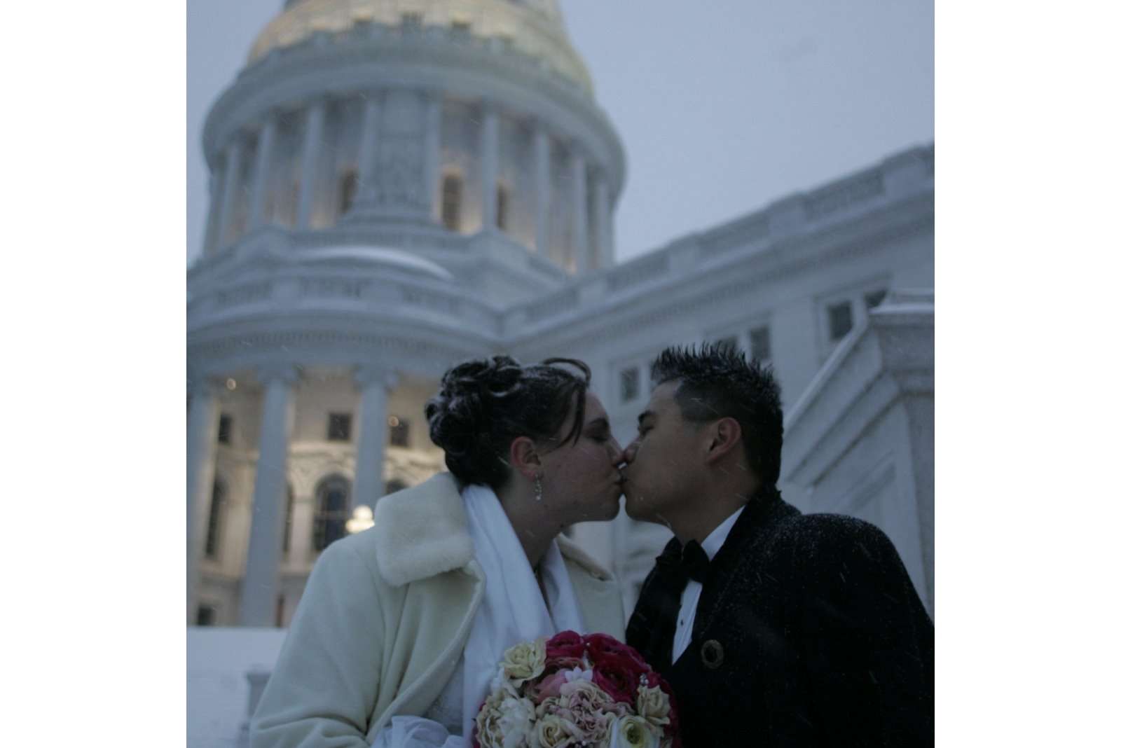 [kiss+in+front+of+capital1.JPG]