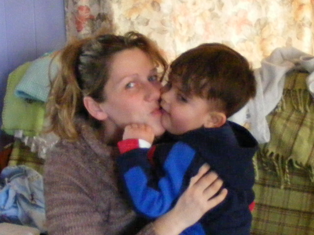 [Mommy+getting+kisses+from+Jonah.JPG]