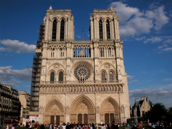 [recensione-cathedrale-notre-dame-de-paris-parigi-P10638PZ.jpg]
