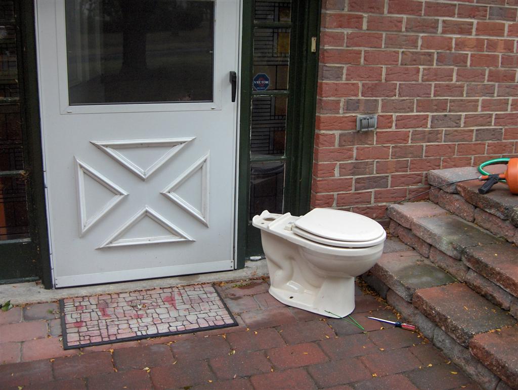 [toilet+outside+front+door+(Large).JPG]
