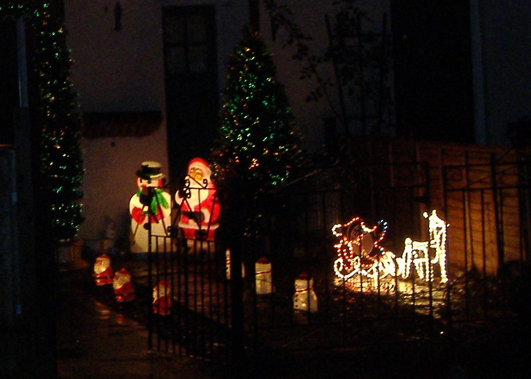 [first+Christmas+lights+Mortimer+Drive+crop.jpg]