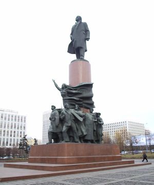 [300px-Lenin-statue-Moscow-October-place.jpg]