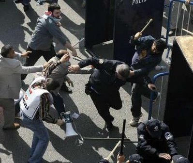 [protesters+beat+police+in+ankara+may+day.jpg]