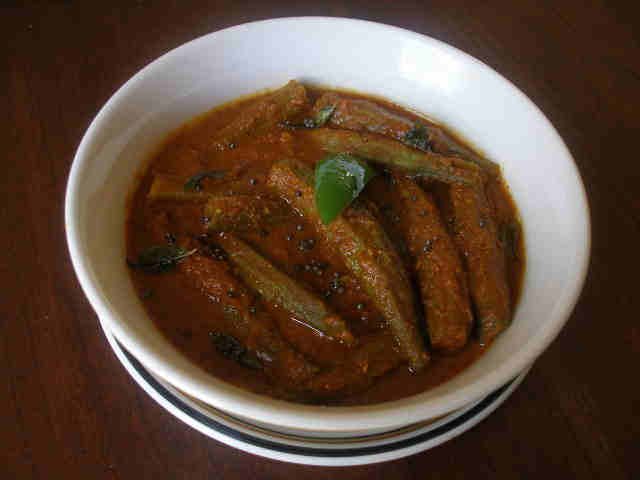 [bhindi+achaari+curry.jpg]