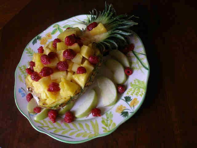 [pineapple+salad+in+shell.jpg]