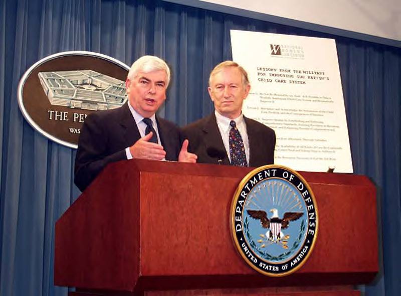 [800px-Christopher_Dodd_and_Jim_Jeffords_speaking_at_the_Pentagon%2C_May_2000.jpg]