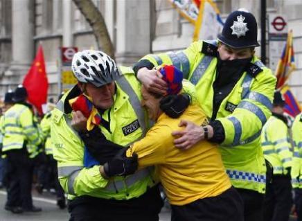 [2549064708-police-scuffle-with-protester-outside-downing-street-as-the-olympic.jpg]