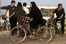 [women-on-bike-iran.jpg]