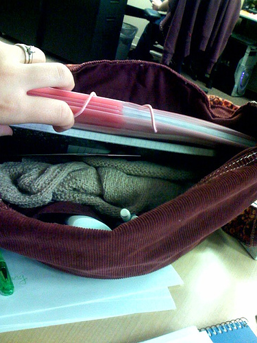 [knitting+in+my+school+bag.jpg]