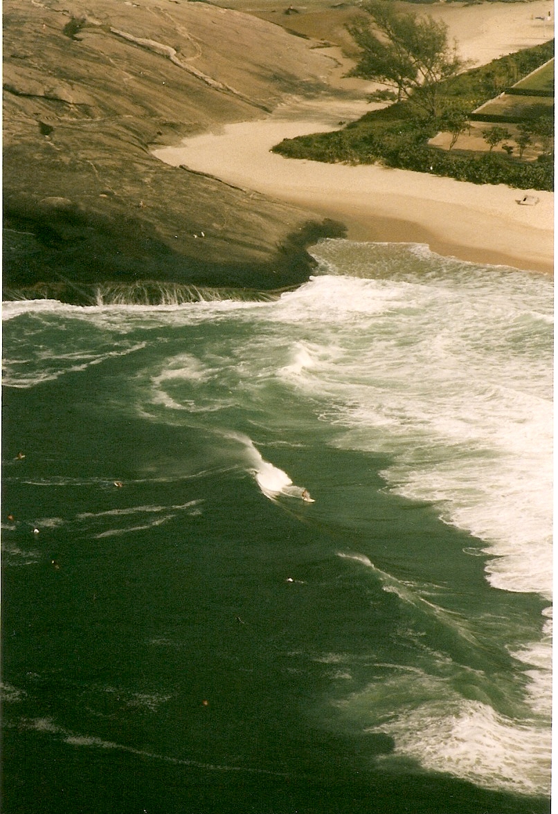 [itacoah+do+costao+vendo+o+pampo+bombando+surfe+AGOSTO-1999.jpg]