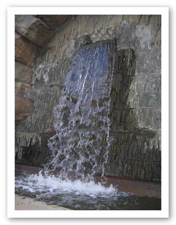 Vattenfall vid slottet, undrar om de duschar här? :-)
