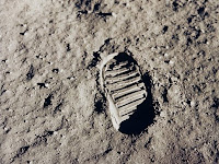 Fotos de pegadas, que não se formam na Lua, devido à ausência de umidade