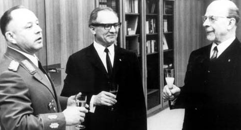 [mielkehonecker+and+ulbrict.png]