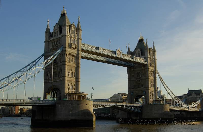 [01_london_bridge.jpg]