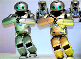 estos dos robots bailaron en publico