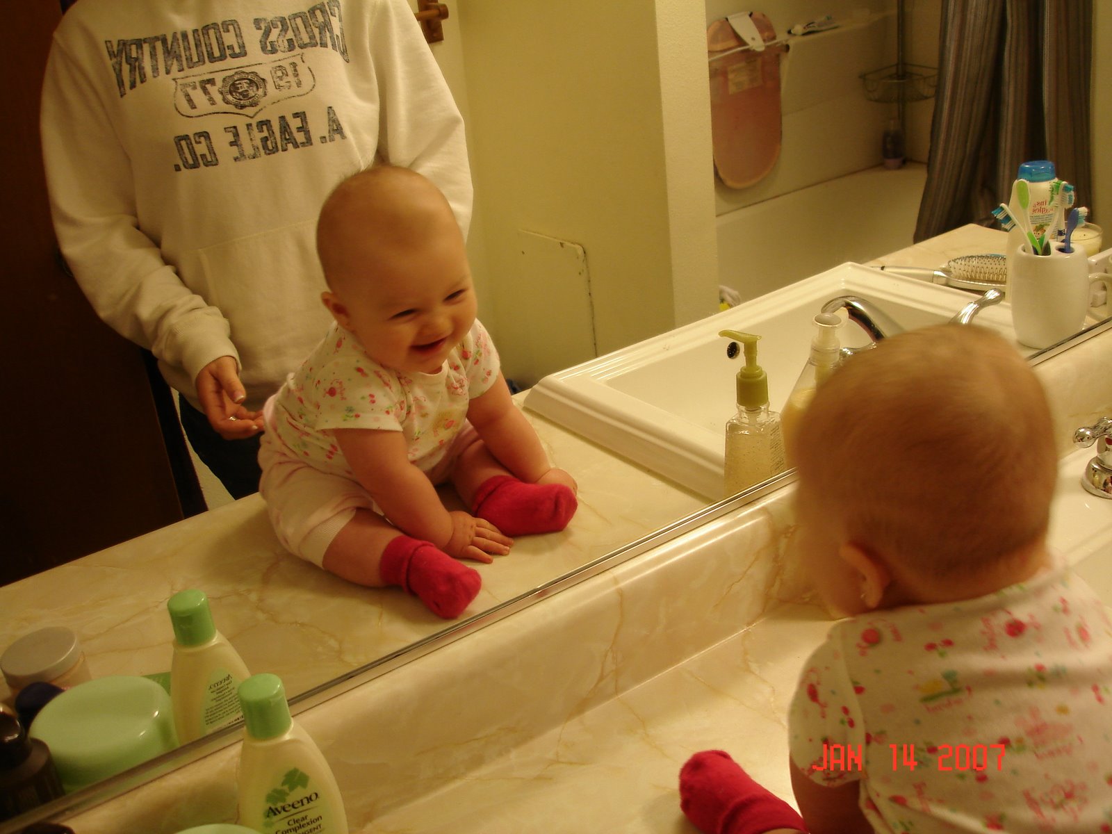 [Who+is+that+happy+baby+in+the+mirror.JPG]
