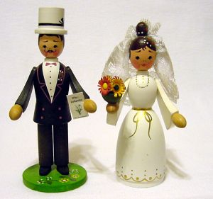 [324707_german_wood_wedding_figures_1.jpg]
