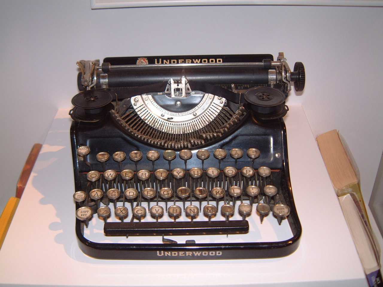 [10+Jack's_typewriter_is_on_display_at_the_Cultural_Center.JPG]