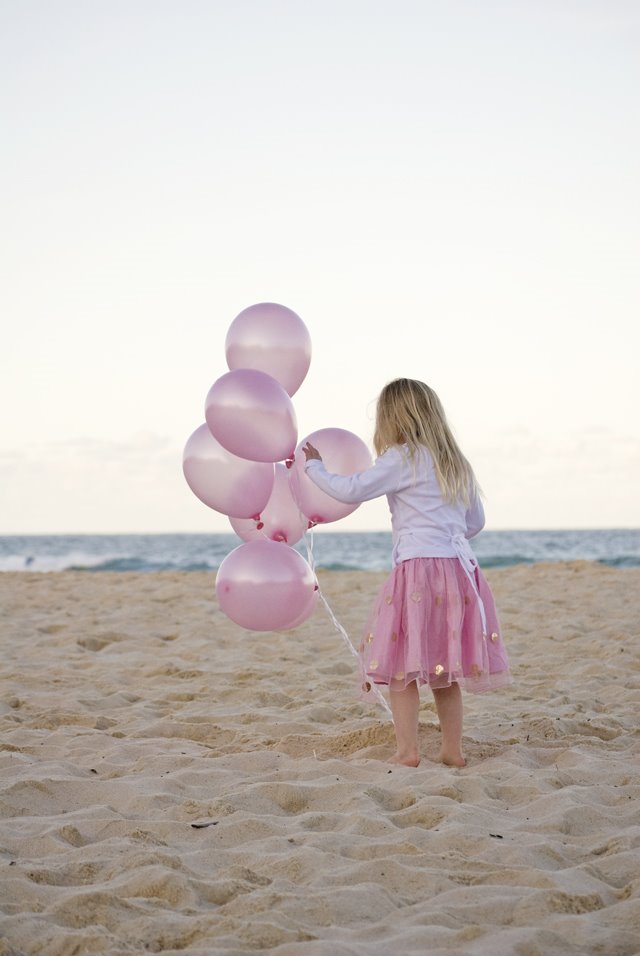 [beach+balloons+7.jpg]