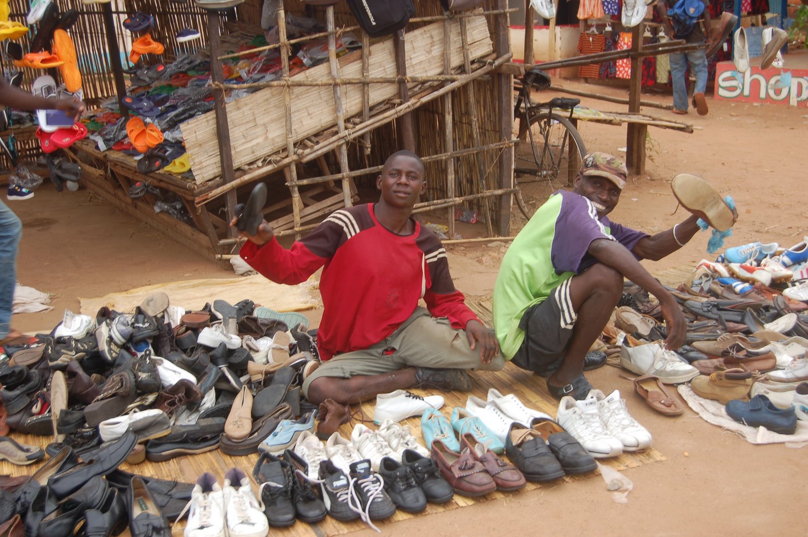[vendedores+sapatos+namialo.JPG]