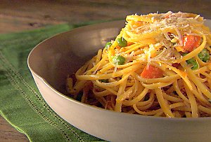 [pasta+with+tomatoes+&+peas.jpg]