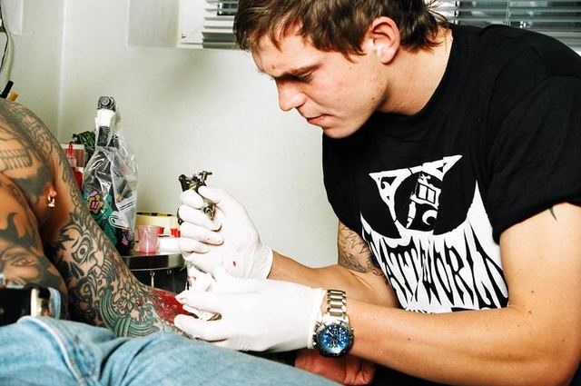 [Agger+at+the+tattoo+table2.jpg]